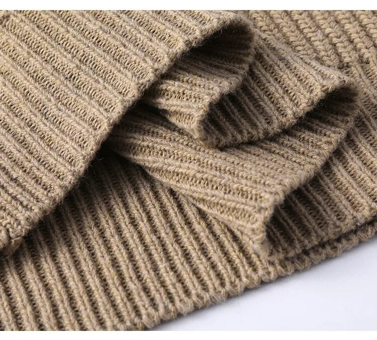 Pull homme beige en maille épaisse à col montant zippé