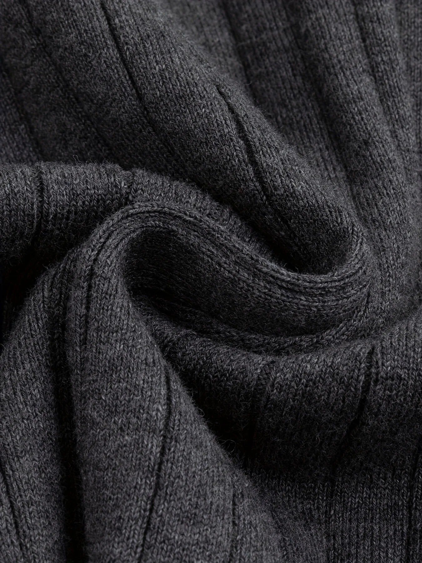 Pull pour homme dans une teinte gris foncé