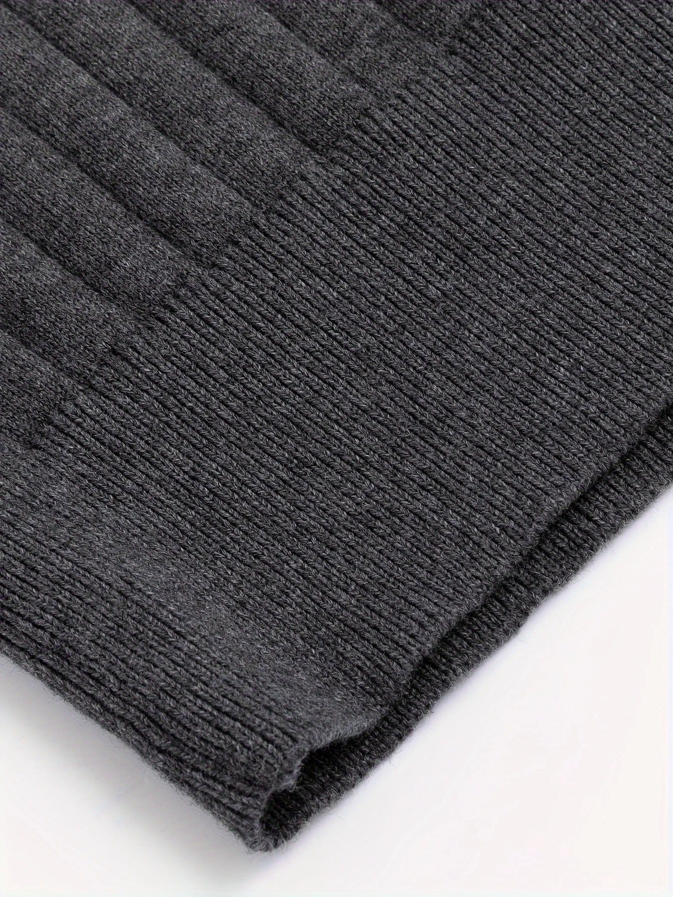 Pull pour homme dans une teinte gris foncé